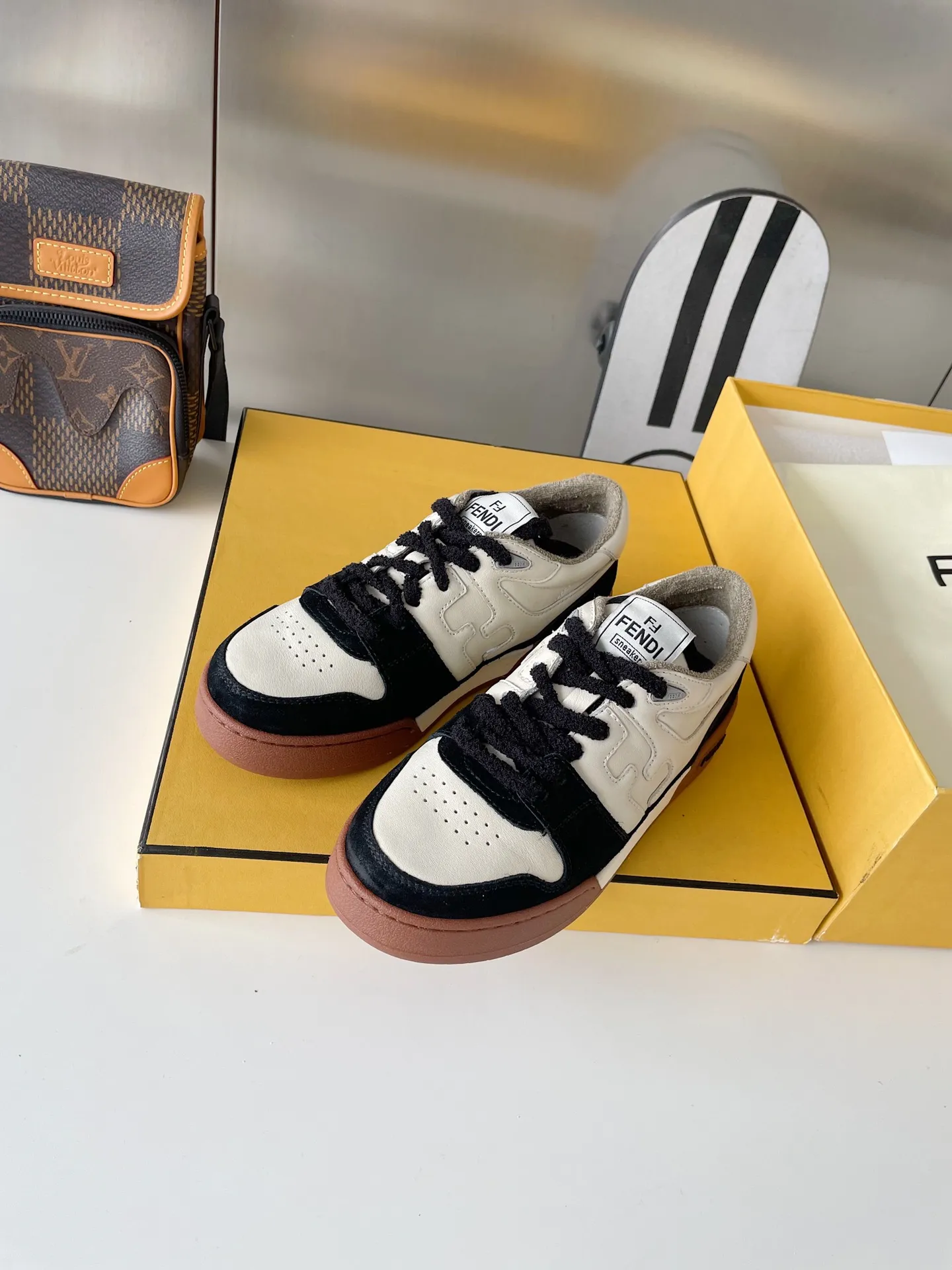 👟👟Ex-factory price👟👟Ex-factory price 520 👟👟 Fendi match's latest sneakers for couples, the first sneakers created by designer Kim Jones. Fendi match is similar to LV's Trainer basketball sneakers. The shoe shape is similar, with FF retro design added. The upper is made of suede and leather stitching. The double F logo on the side is convex and the lining is made of terry velvet. The upper foot is super soft and light. Comfortable and paired with a sweatshirt, full of youthful feel, and comes with exquisite packaging at the counter. Exclusive products, FENDI, trade channel orders, 2022 early spring catwalk models, capsule series, casual sneakers for couples. Cecilia Cheung, Jane Zhang, He Sui, Gu Li Nazha, Tang Yixin, Song Zuer, Wei Ya, and many other celebrities have endorsed them with FENDI Match sneakers. Let your thoughts flow, let the sunshine pour in, and interpret a variety of outfits! Fabric: Original custom suede + leather splicing combination Lining: Imported custom terry velvet lining Sole: Original molded T👟👟 Factory price U two-color combination sole Sole thickness: 3CM Size: Women's 35-40 / Men's 39-45